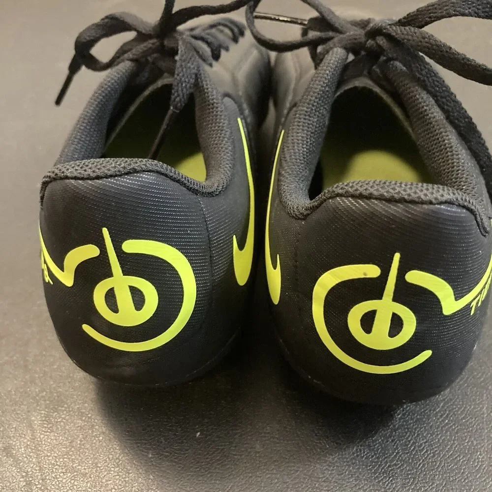 Nike Size 5.5Y Jr. Tiempo Legend 9 Club MG Soccer Cleats DA1331-070 Black Volt‎
